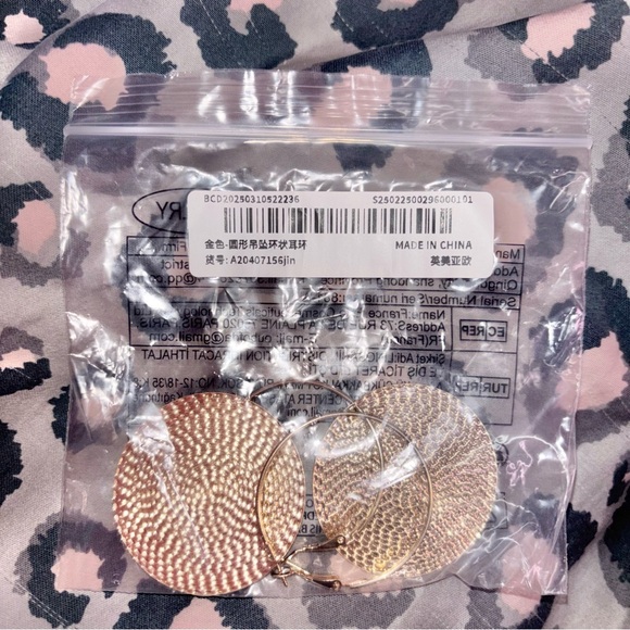 Gold Round Shaped Hoop Earrings Circle Shape Fashion Jewelry - Picture 3 of 3